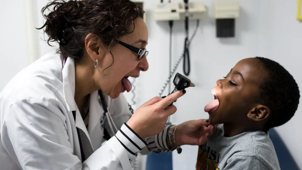 pediatrician-checking-child-mouth