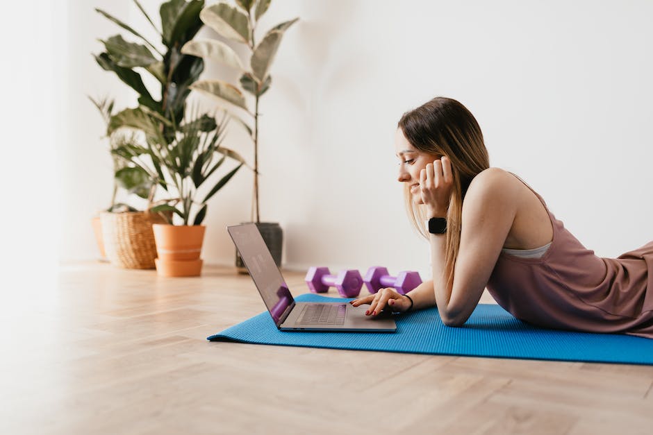Image of a woman using a laptop looking for a best apps for weight loss