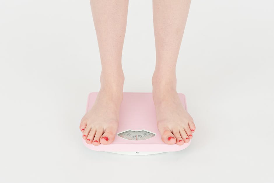 A visual representation showing a woman standing on a scale with arrows pointing up to signify weight gain during menopause.