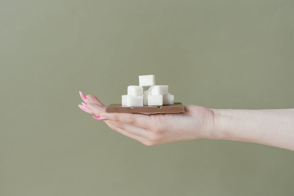 Illustration of a child holding a spoon with sugar cubes falling from it, representing the excessive sugar intake in children.